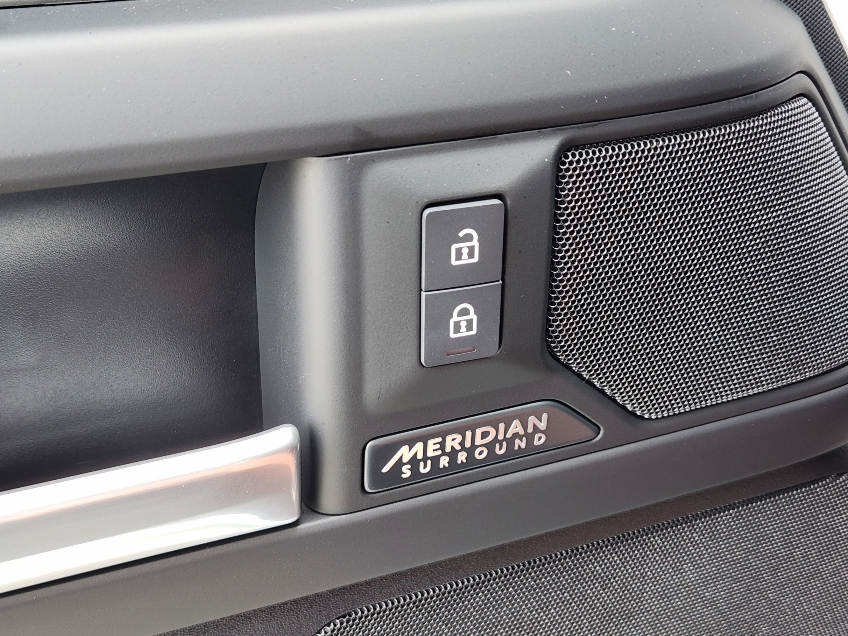 New 2026 Land Rover Defender 110 X-Dynamic SE AWD/4WD image 17