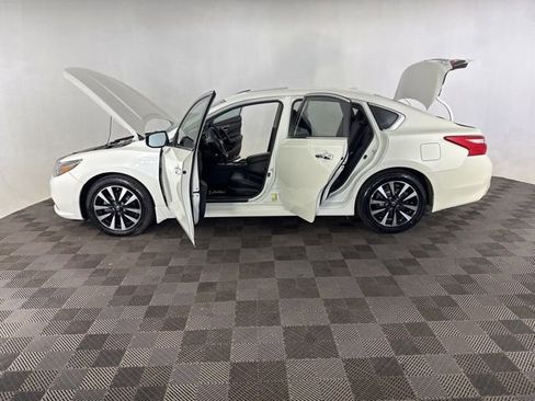 Used 2017 Nissan Altima 2.5 SL w/ Technology Package FWD image 9