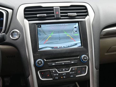 Used 2018 Ford Fusion SE w/ Fusion SE Technology Package FWD image 12