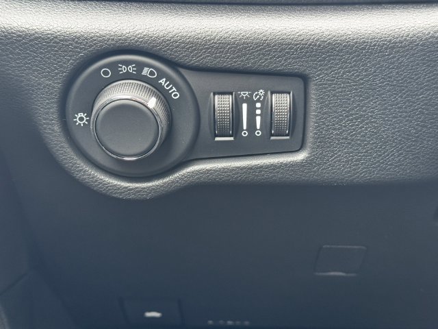New 2027 Chrysler Pacifica Select FWD image 24