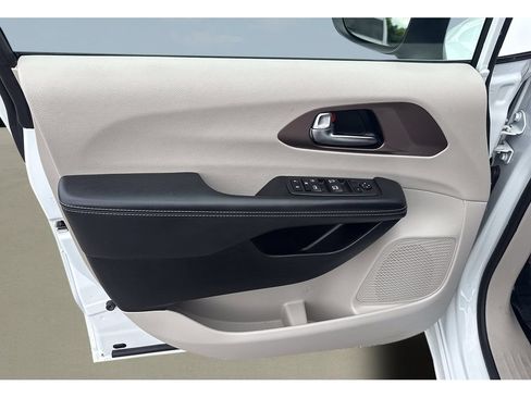 Used 2023 Chrysler Voyager LX FWD image 13