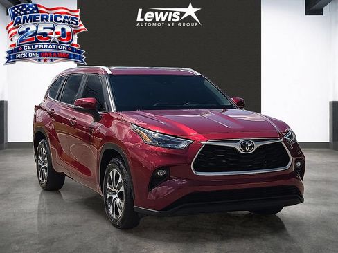 Used 2023 Toyota Highlander XLE FWD image 6