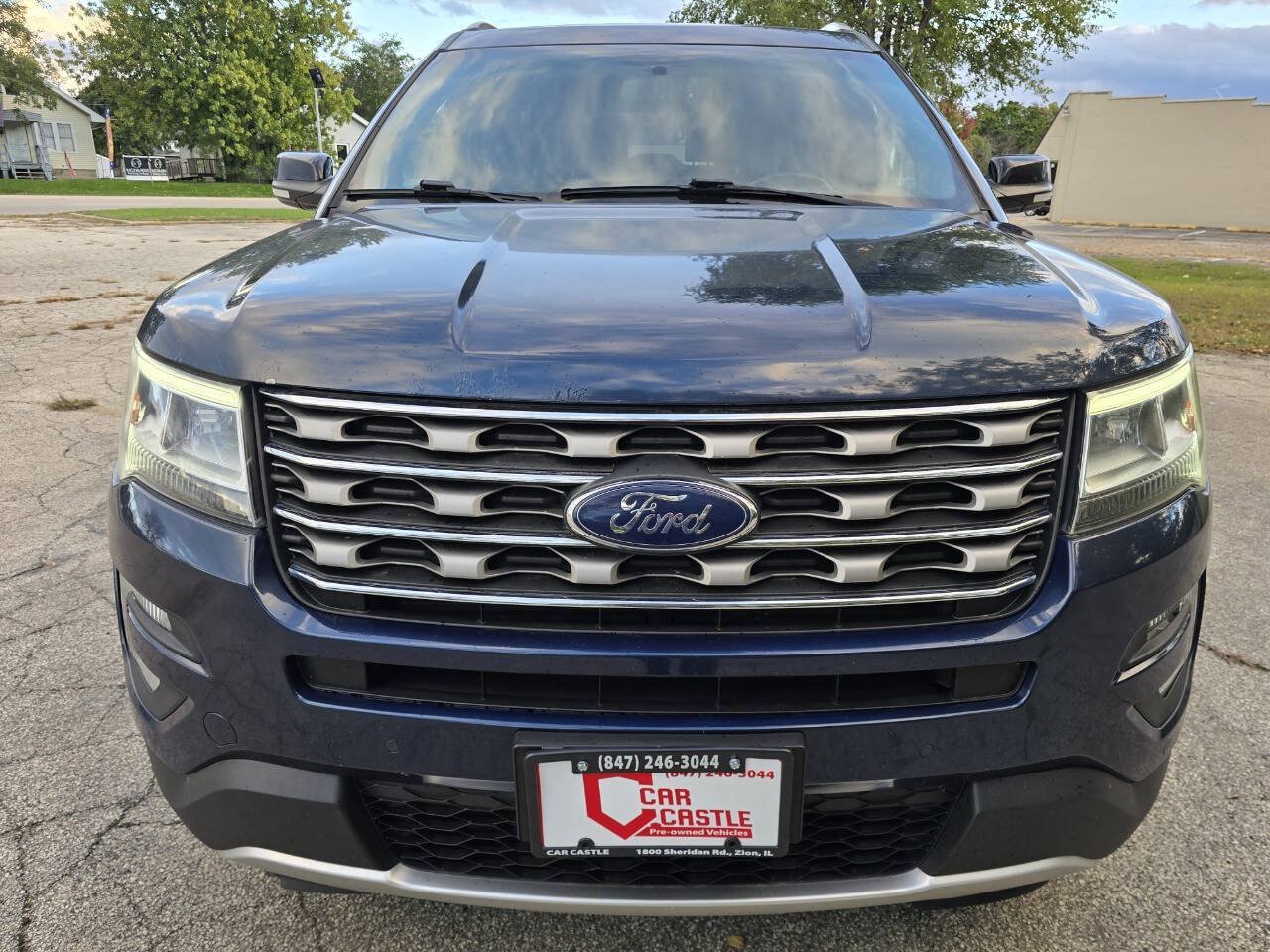 Used 2017 Ford Explorer XLT w/ Equipment Group 202A AWD/4WD image 2