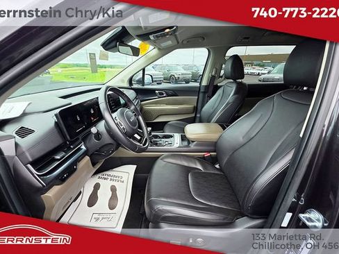 Used 2025 Kia Carnival FWD image 22