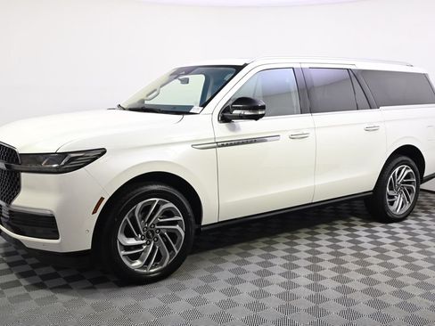 Certified 2025 Lincoln Navigator L Reserve AWD/4WD image 2