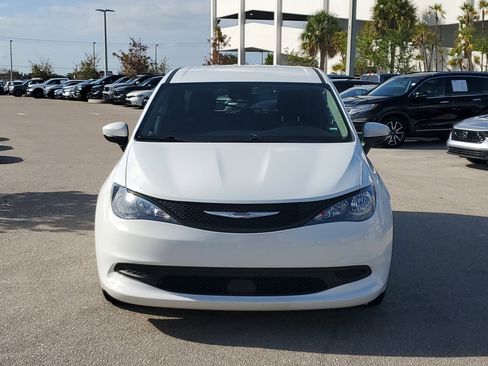 Used 2023 Chrysler Voyager LX image 2