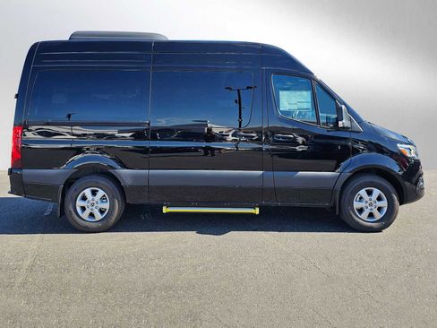 Used 2024 Mercedes-Benz Sprinter 2500 image 2