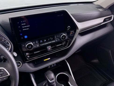 Used 2024 Toyota Highlander XLE image 19