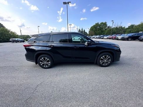 Used 2022 Toyota Highlander XLE AWD/4WD image 2