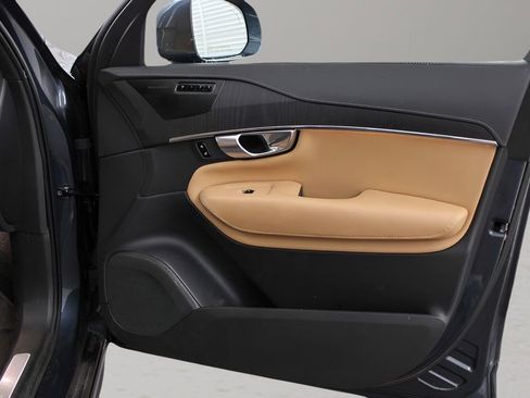 Certified 2023 Volvo XC90 B6 Ultimate w/ Protection Package Premier AWD/4WD image 11