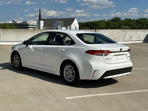 Used 2021 Toyota Corolla LE FWD image 3