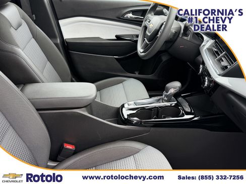 Used 2025 Chevrolet Trax LT FWD image 8