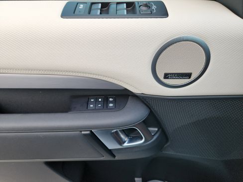 Used 2025 Land Rover Discovery Dynamic SE image 25