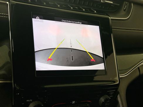 Used 2023 Jeep Grand Cherokee Laredo image 13