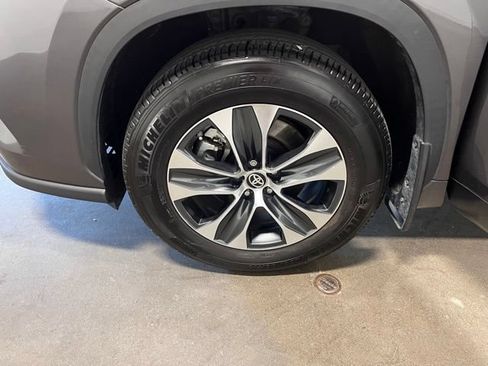 Used 2024 Toyota Highlander XLE AWD/4WD image 30