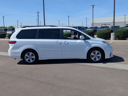 Used 2020 Toyota Sienna LE w/ Carpet Mat Package image 6