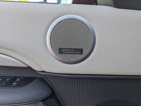 Used 2024 Land Rover Discovery Dynamic SE image 9