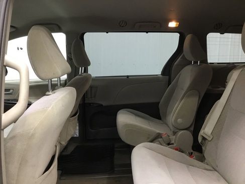 Used 2018 Toyota Sienna LE w/ Protection Package image 10