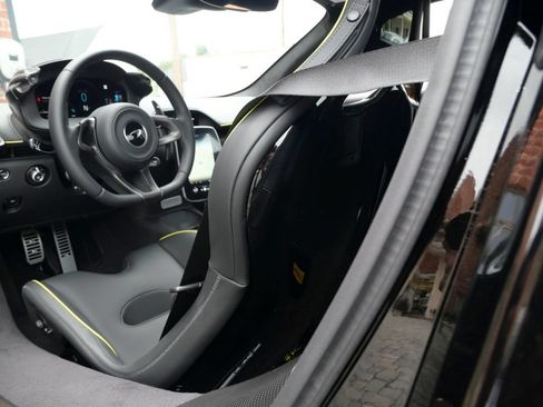 Used 2023 McLaren Artura RWD image 9