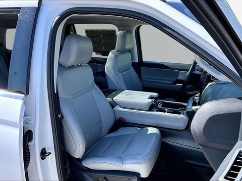 Used 2025 Ford Expedition Active AWD/4WD image 7