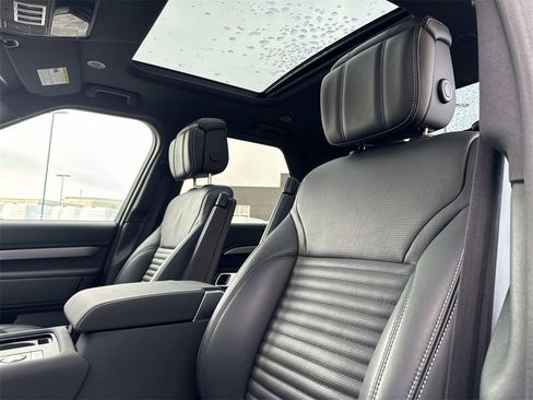 Certified 2025 Land Rover Discovery Dynamic SE image 19