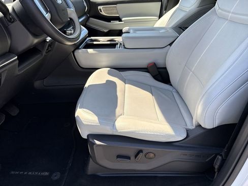 Used 2025 Ford Expedition Platinum AWD/4WD image 9