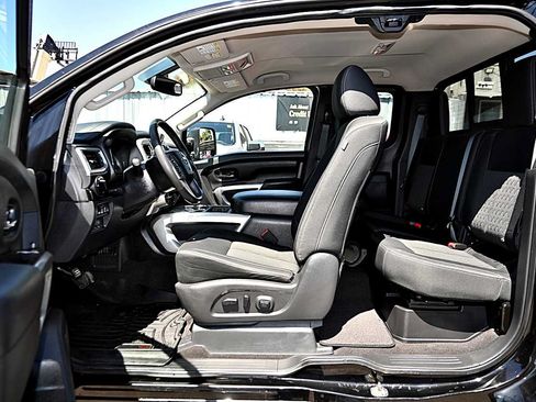 Used 2018 Nissan Titan SV w/ SV Convenience Package AWD/4WD image 13