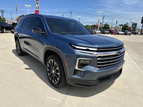 Used 2025 Chevrolet Traverse LT w/ Sun and Wheel Package FWD image 11