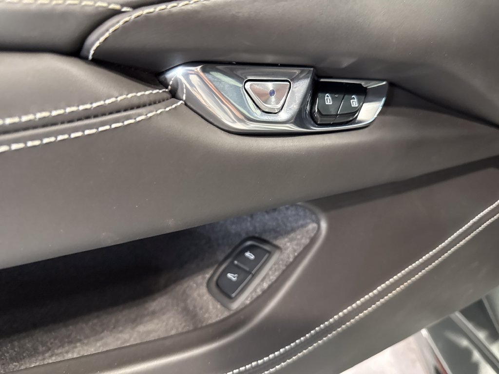 Used 2022 Chevrolet Corvette Stingray Premium Cpe w/ Z51 Performance Package RWD image 32
