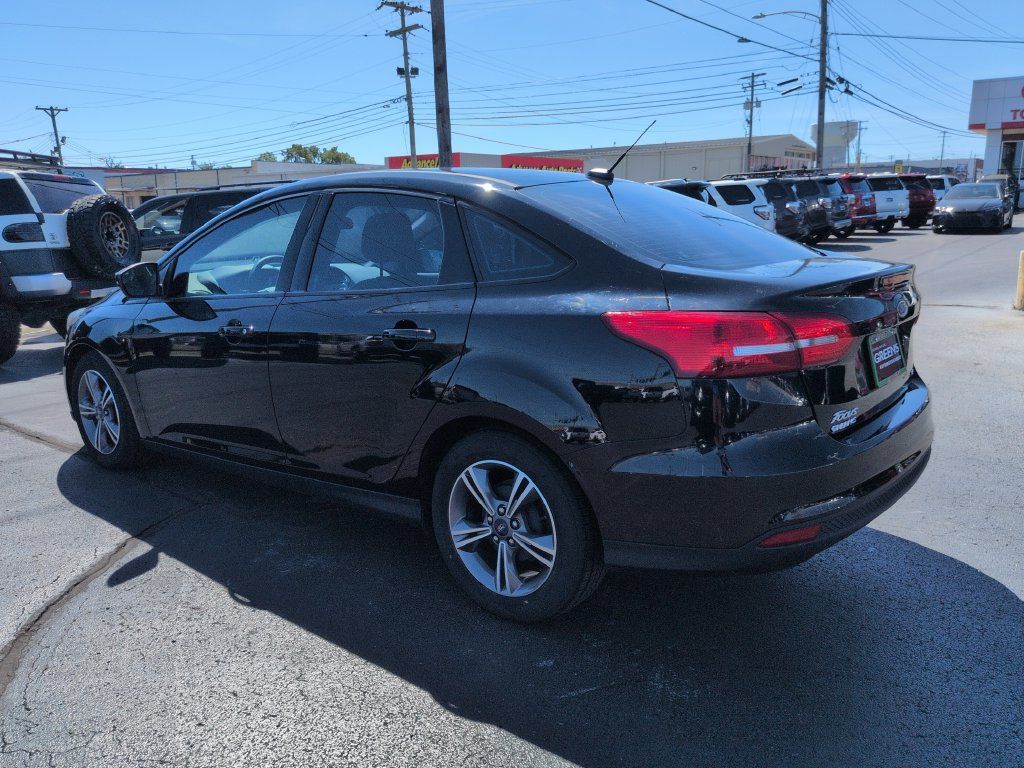 Used 2018 Ford Focus SE w/ SE Appearance Package FWD image 3