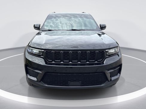Used 2024 Jeep Grand Cherokee Altitude AWD/4WD image 2