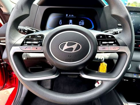 Used 2025 Hyundai Elantra SE image 17