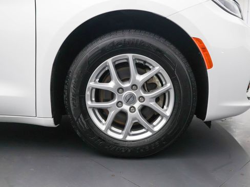 Used 2023 Chrysler Pacifica Touring-L FWD image 36