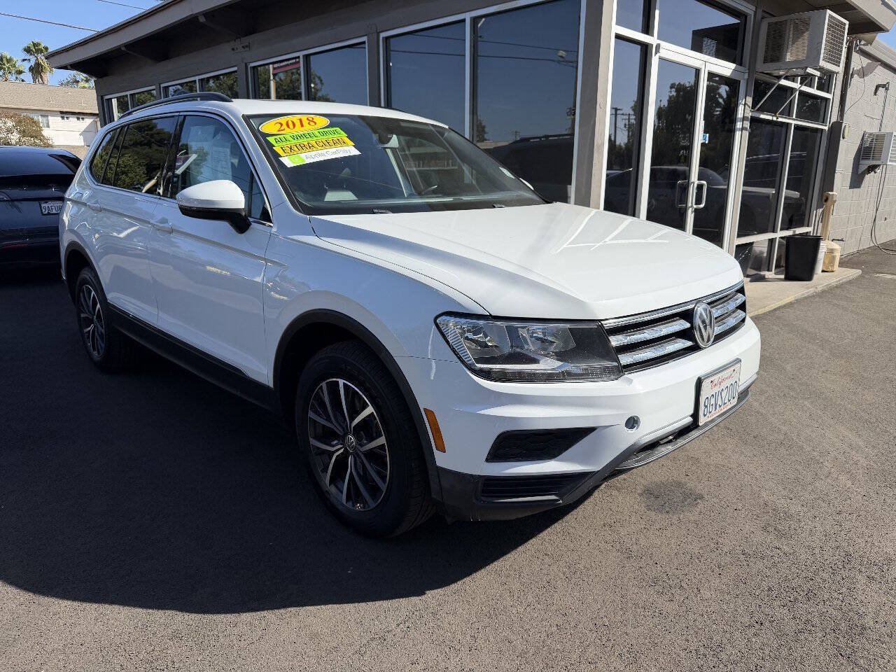 Used 2018 Volkswagen Tiguan SE w/ Panoramic Sunroof Package AWD/4WD image 2