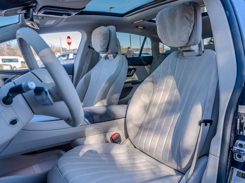 Used 2022 Mercedes-Benz EQS 580 580 image 18