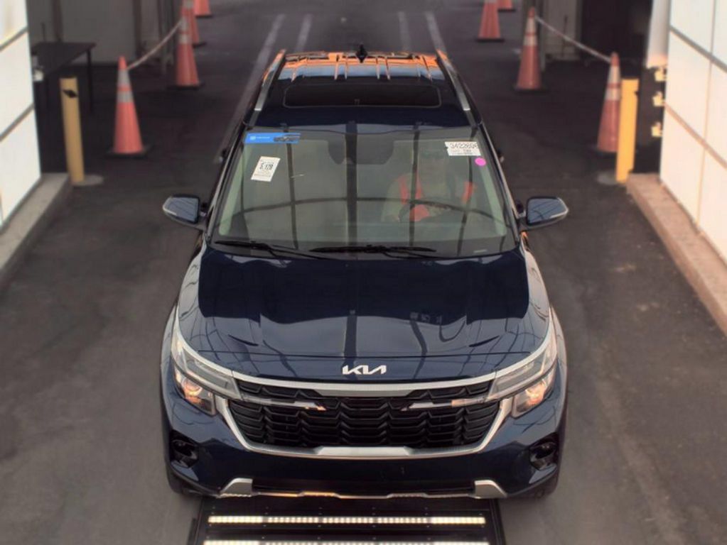Used 2025 Kia Seltos EX w/ EX Sunroof Package AWD/4WD image 3