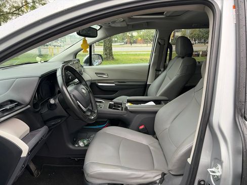 Used 2023 Toyota Sienna XLE FWD image 10