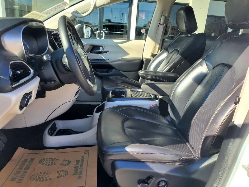 Used 2023 Chrysler Pacifica Touring-L FWD image 12
