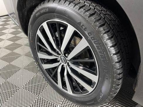 Used 2025 Nissan Pathfinder Platinum w/ Black Appearance Package FWD image 17
