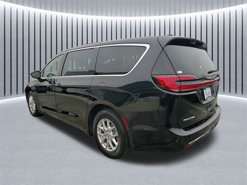 Used 2024 Chrysler Pacifica Touring-L image 5