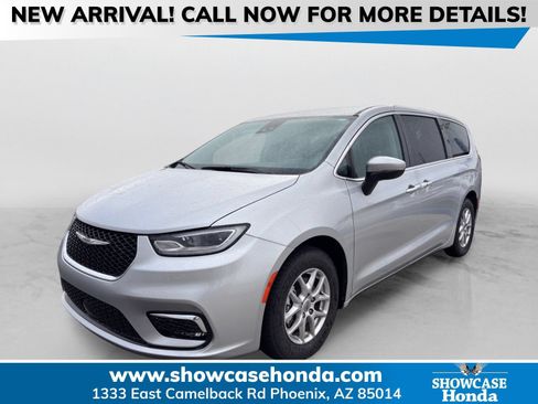 Used 2023 Chrysler Pacifica Touring-L FWD image 1