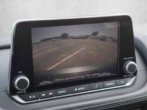 Used 2024 Nissan Rogue SV FWD image 9