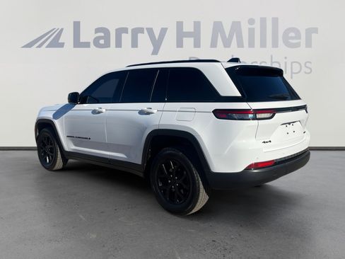 Used 2025 Jeep Grand Cherokee Altitude image 3