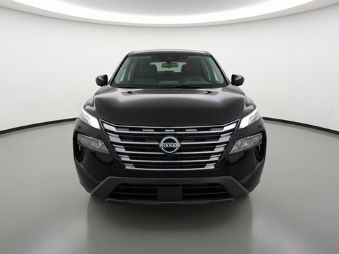 Used 2025 Nissan Rogue SV image 2