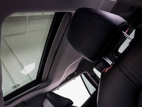 Used 2023 Toyota Highlander XLE image 8