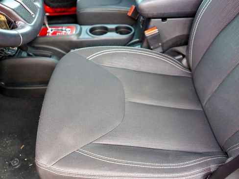 Used 2018 Jeep Wrangler Unlimited Rubicon w/ Connectivity Group image 10