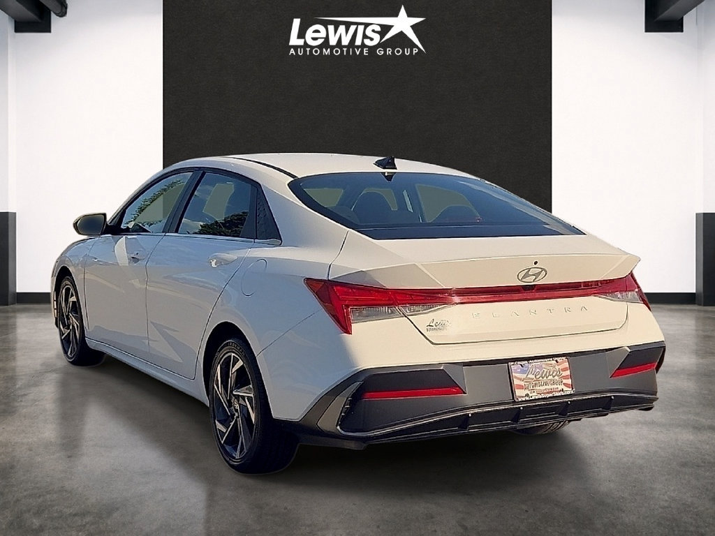 Used 2025 Hyundai Elantra SEL FWD image 3
