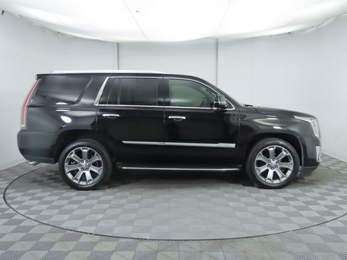 Used 2020 Cadillac Escalade Luxury w/ LPO, Radiant Package image 4
