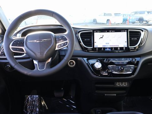 Used 2025 Chrysler Pacifica Select image 18