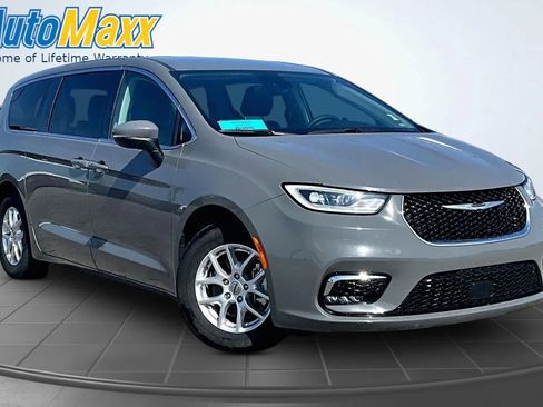 Used 2023 Chrysler Pacifica Touring-L FWD image 3